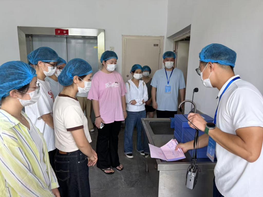 “阳光食堂 眼见为食”学生进后厨暨食堂开放日主题活动圆满举行
